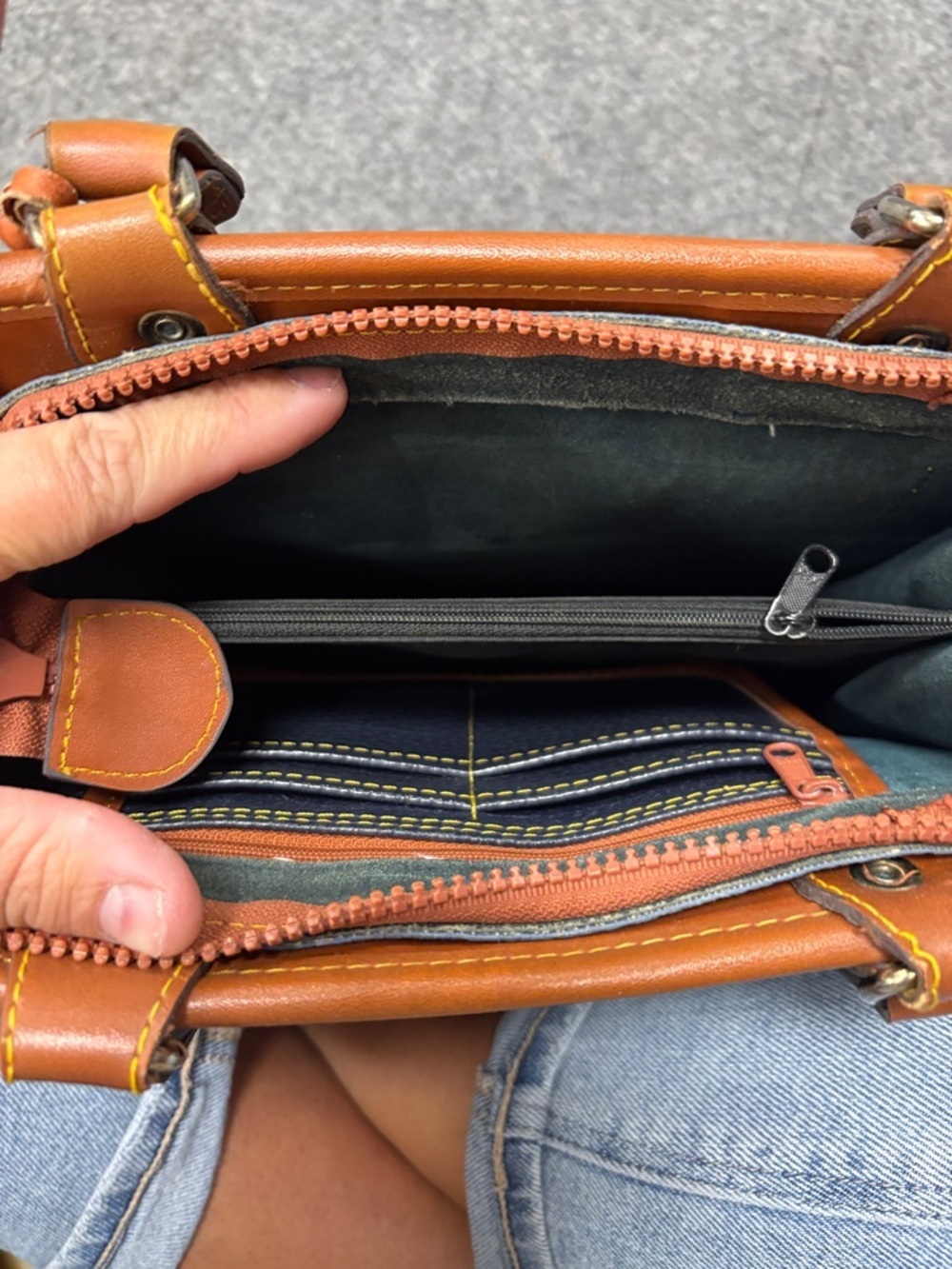 Vintage Dooney & Bourke Navy and Tan Pebbled Leather Shoulder Bag - Picture 4 of 4